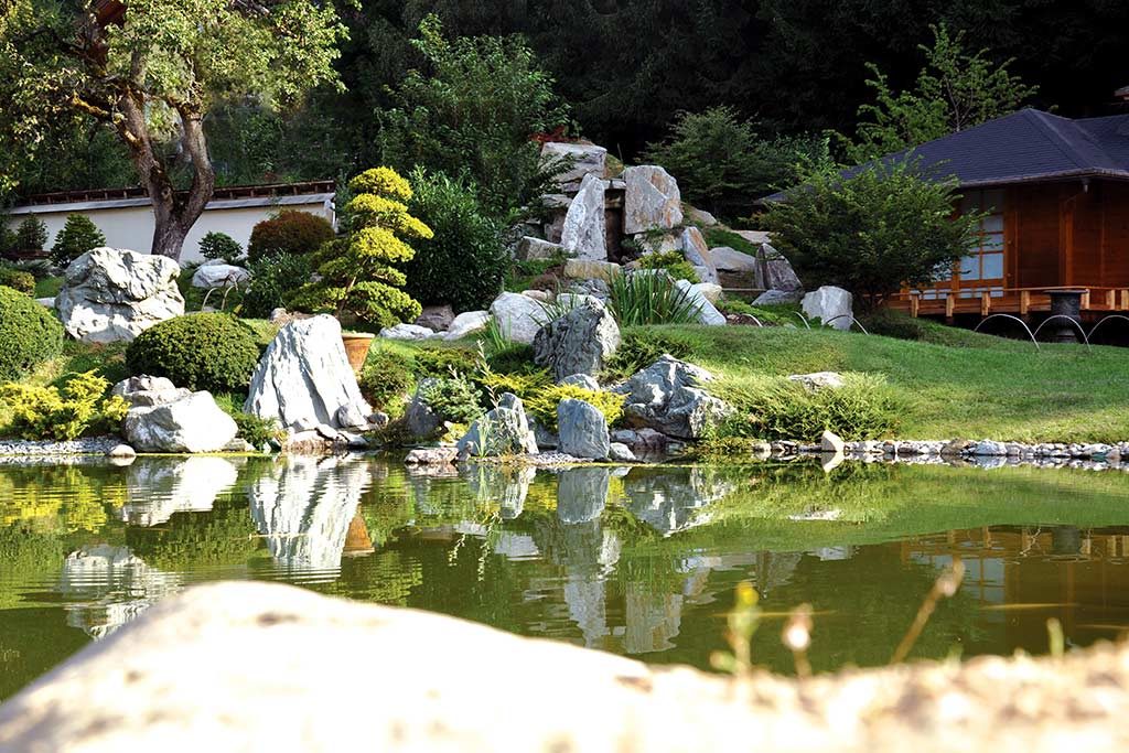Bonsai Gartenanlage am Teichufer