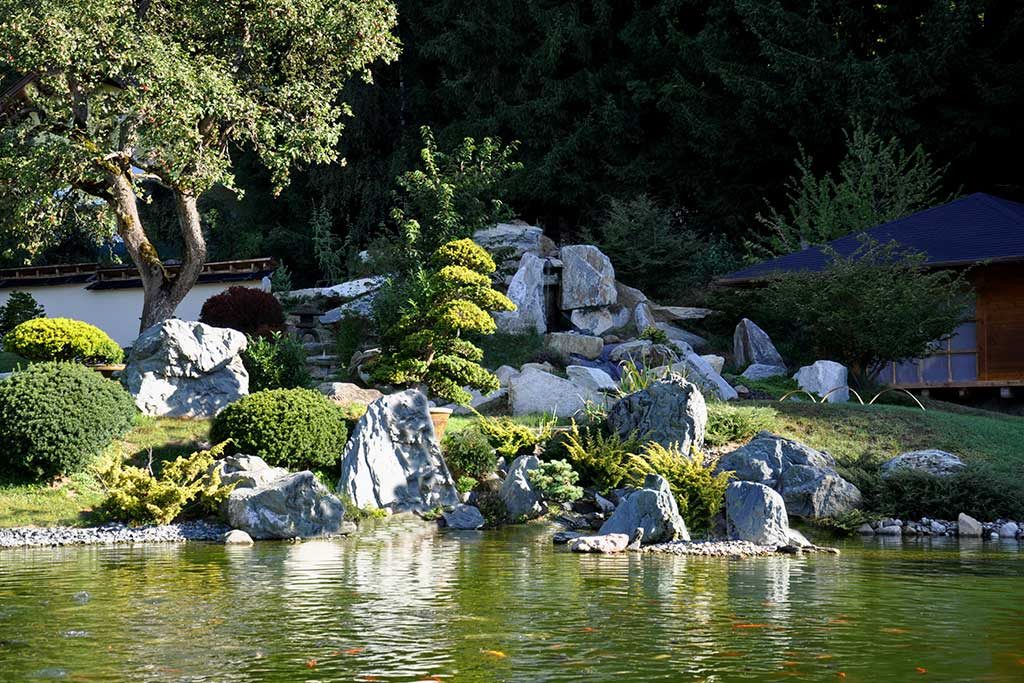 Wunderschöne Gartenanlage um den Teich angelegt